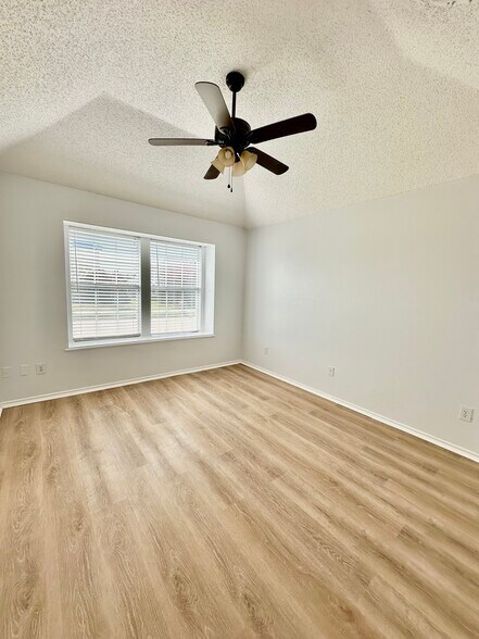 Building Photo - 1301 Royal Palm Ln