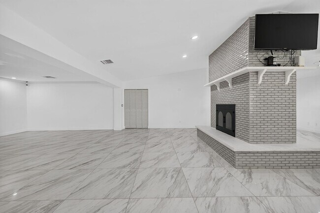 Building Photo - 2101 SE Bisbee St