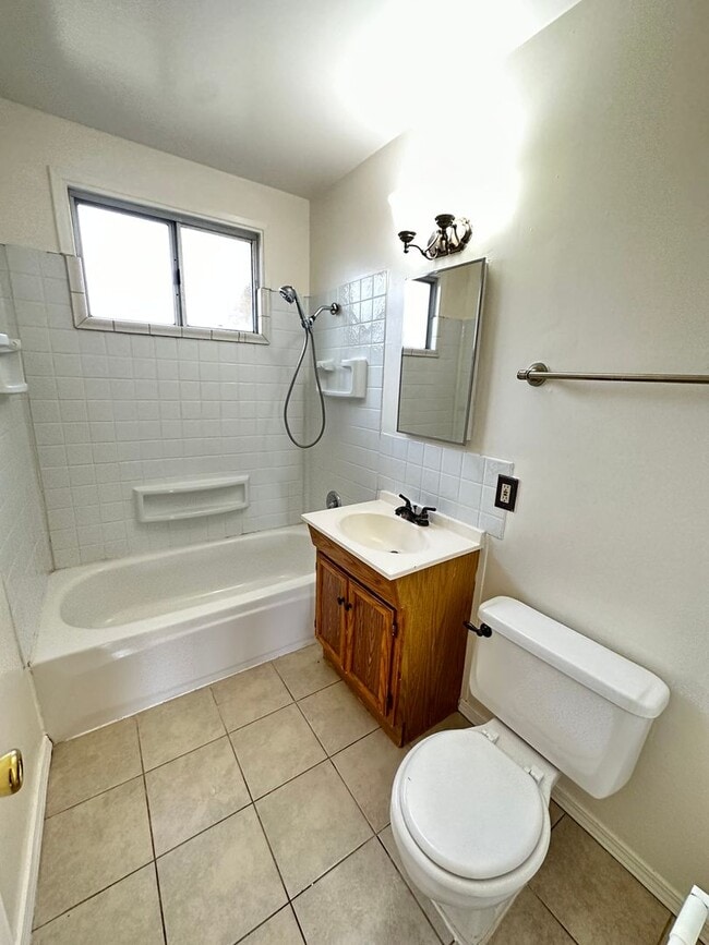 Building Photo - Beautiful House 3RB/1BA Single Family Home with 2 Car Garage & Large Fenced Backyard.