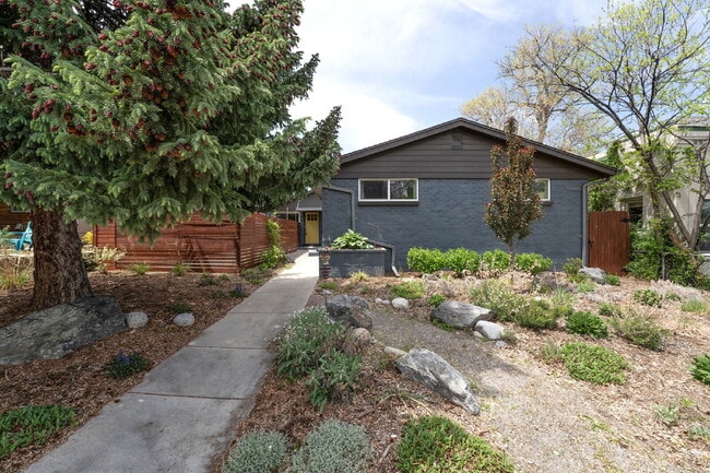 Building Photo - Beautiful 2-Bedroom Duplex with Granite Countertops & Hardwood Floors in the Heart of Denver!