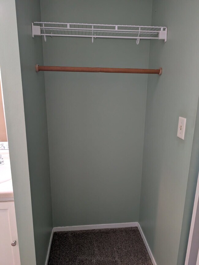 Walk In Closet - 122 Demont Avenue East