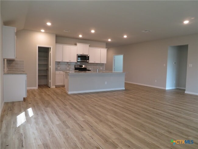 Building Photo - 554 Blue Stem Rd