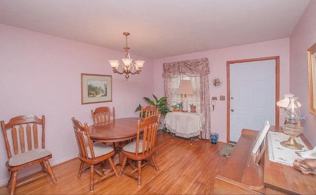 Building Photo - "Charming 2-Bed Home with Spacious 1700 Sq Ft Layout, FENCED yard!"