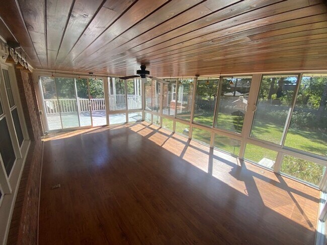 Building Photo - Gorgeous 5 Bedroom 3 Bathroom Brick Home in Woodside Plantation!