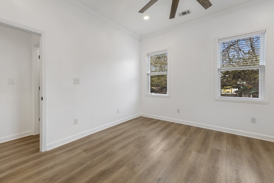 Building Photo - 711 W 44th St