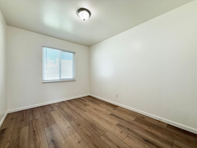 Building Photo - Refreshed 2 Bed/1-Bath Duplex Near Beach & Trails in Fairway Park