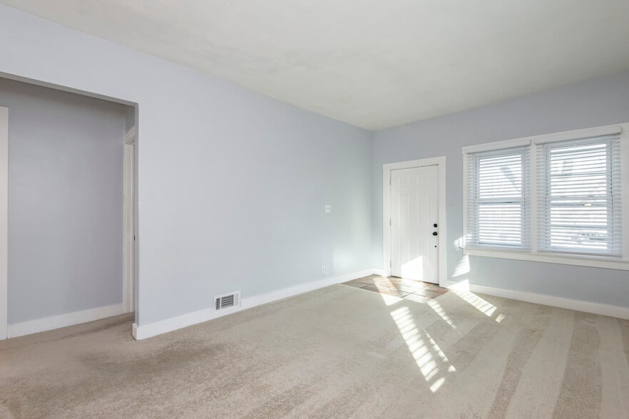 Living Room - 2615 N Wauwatosa Ave