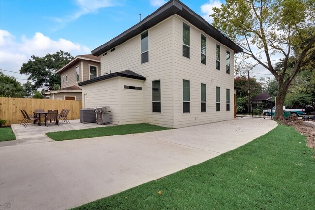 Building Photo - 204 Drennan St