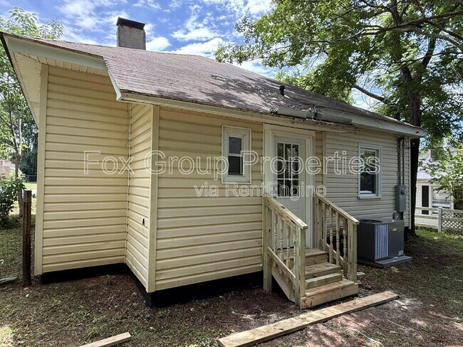 Building Photo - 202 Rick St
