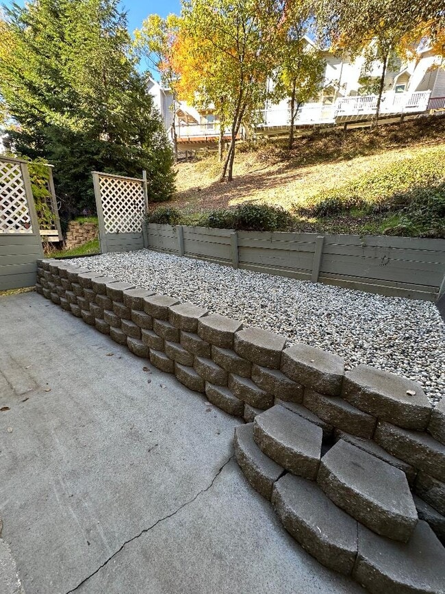 Building Photo - 1325 Oak Ridge Dr