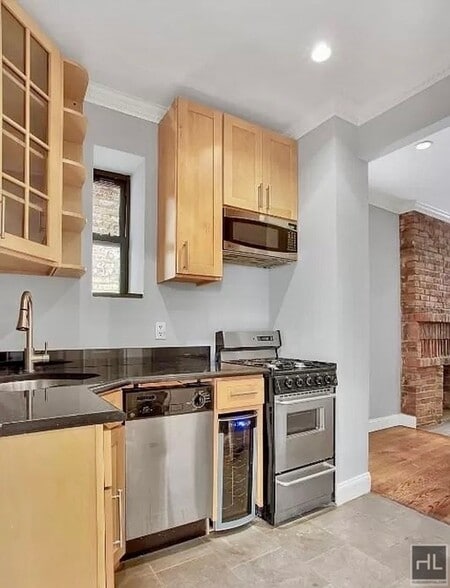 Building Photo - East 25th Street