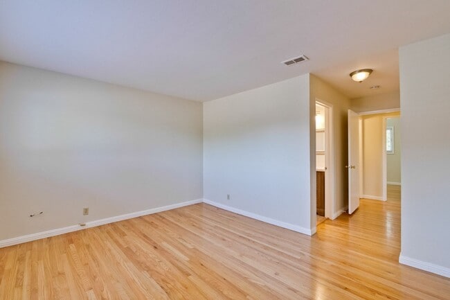 Building Photo - Beautiful Birdland Home on Quiet Cul-de-Sa...