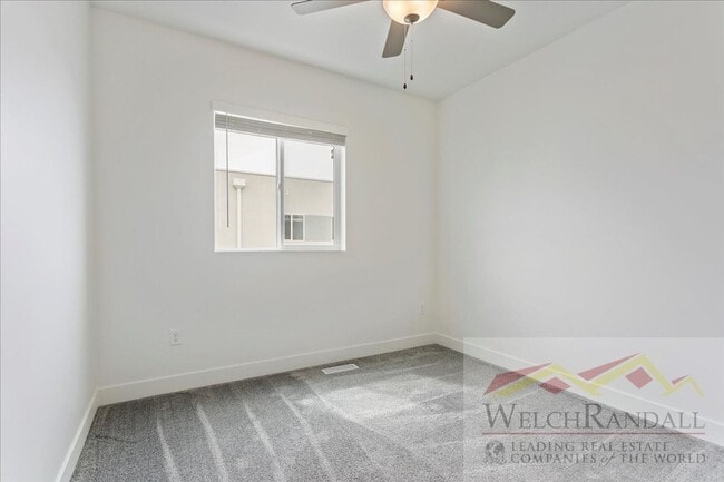 Building Photo - Beautiful 3 Bed 2.5 Bath Townhome in West ...
