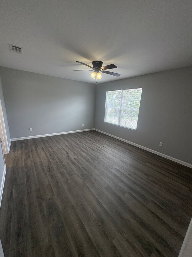 Building Photo - 3 Bed 2 Bath Brick House - Fenced in Backyard