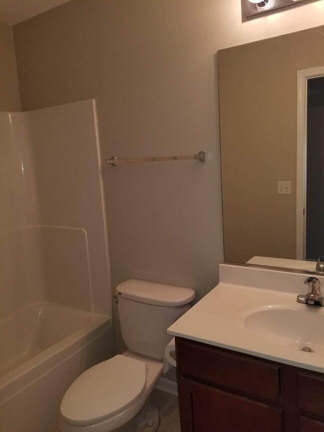 Building Photo - 301 Robin Glen Ln
