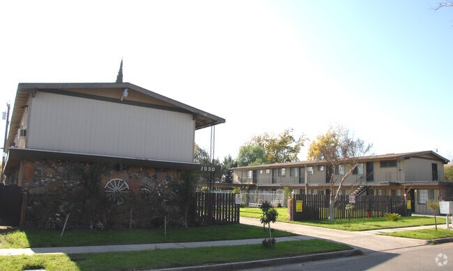 Building Photo - 1526 E Vassar Ave