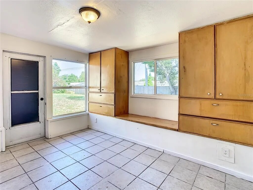 Building Photo - 4239 Ridgefield Ave