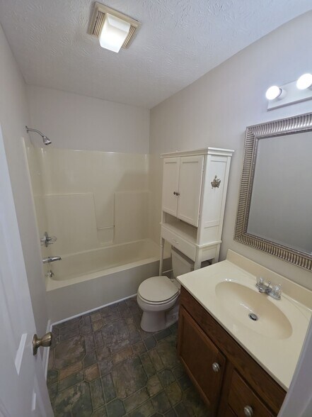 Building Photo - 83 Eastgate Cir