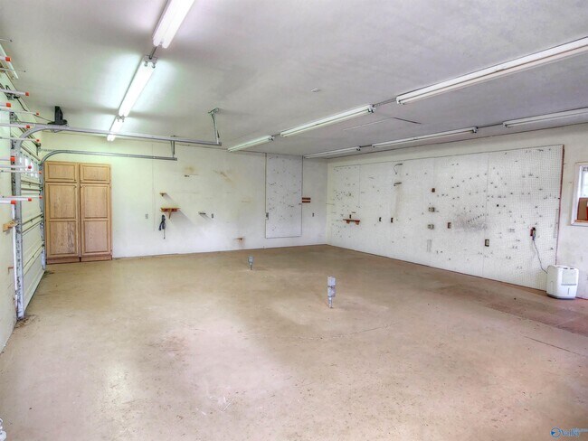 Building Photo - 120 Silver Creek Cir