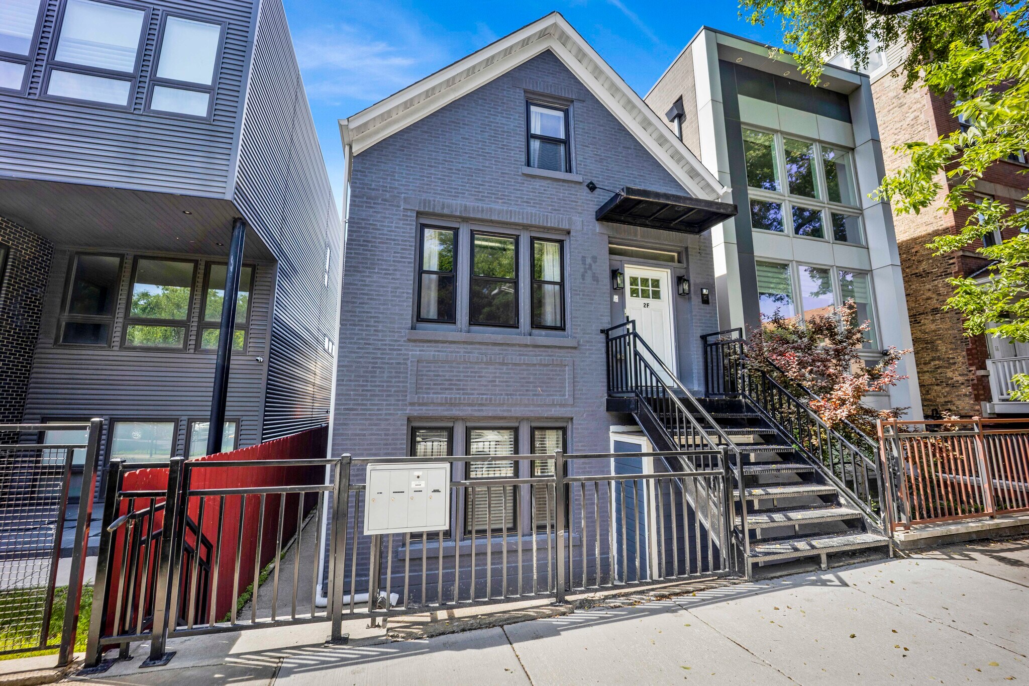Building Photo - 1851 W Dickens Ave