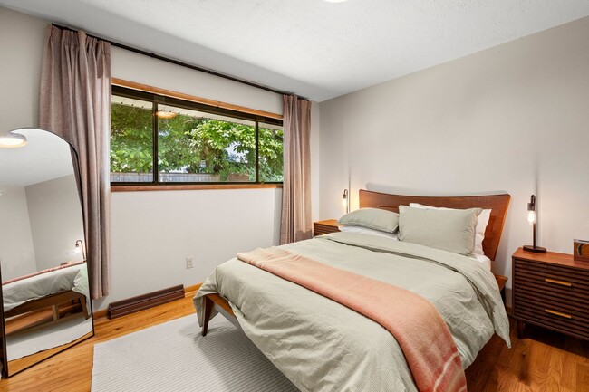 Building Photo - Mid-Century Classic! 3bd/3ba 2700 sf Short Term- FULLY FURNISHED!