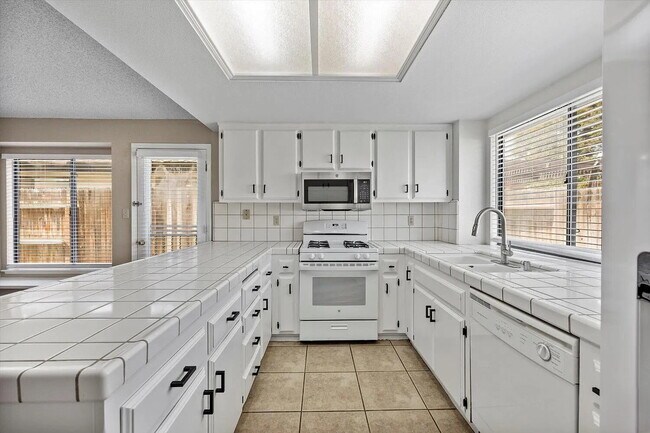 Building Photo - Beautiful 3 Bedroom, 2 Bathroom Home with Spacious Yard!