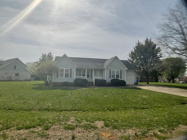 Building Photo - Gorgeous, Fully Renovated, 1 Level Living!