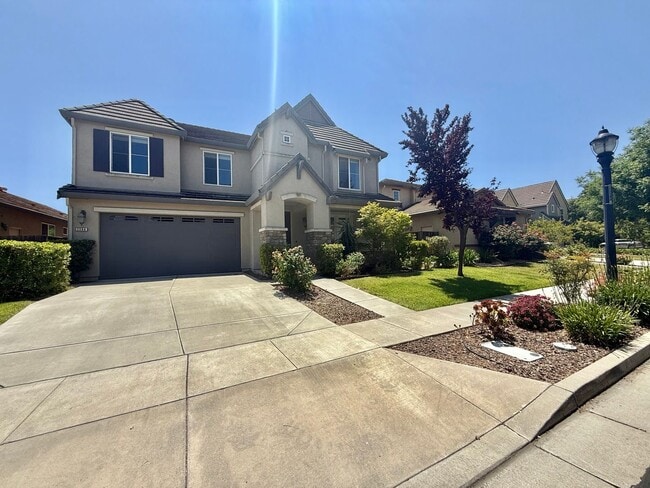 Building Photo - Charming 4 Bedroom Home in Springlake