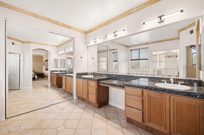 Building Photo - 615 Camino Del Lago