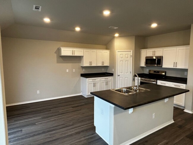 Building Photo - Brand Sparkling New 3 bedroom 2 bathroom h...