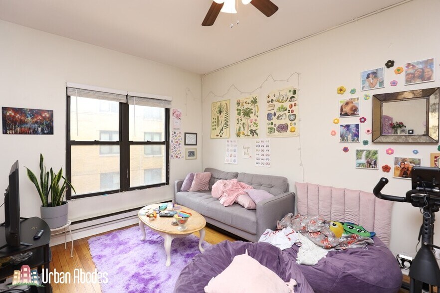 Building Photo - 730 W Roscoe St