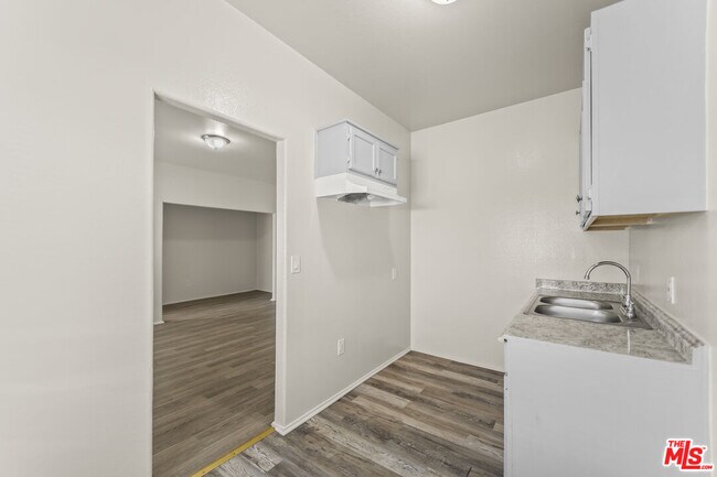 Building Photo - 842 W 83rd St