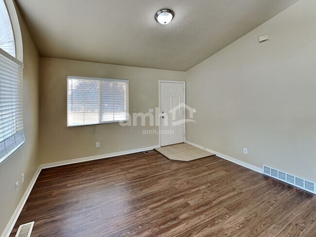 Building Photo - 156 W Rory Ln