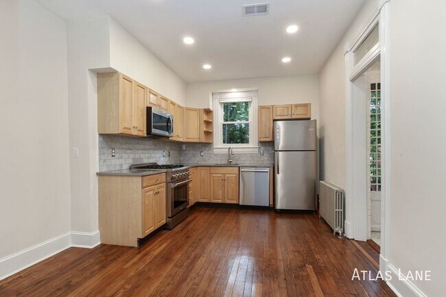 Building Photo - Professionally Managed & Recently Renovate...