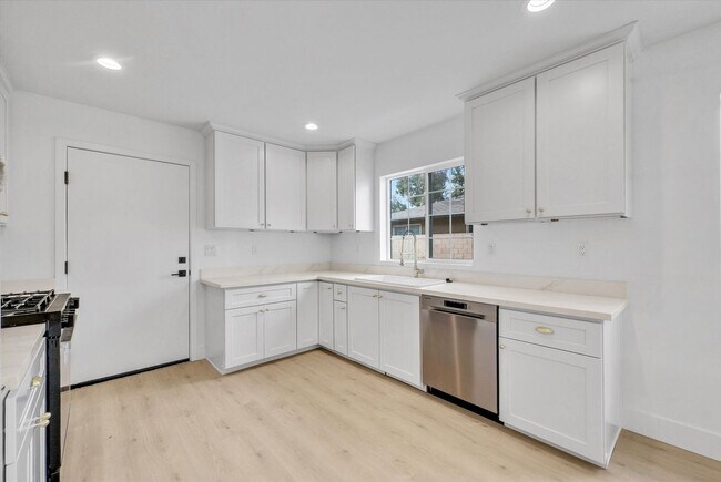 Building Photo - 16385 Valencia Ave