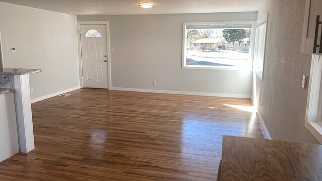 Building Photo - 2615 Meadowlark Ln