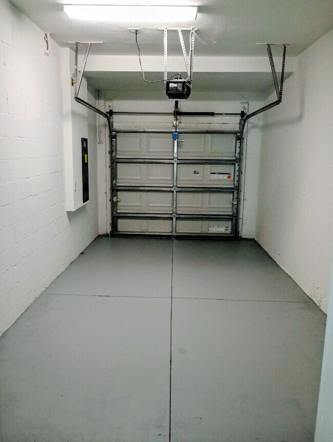 Building Photo - Townhouse in Land O' Lakes - The Townes at Lake Thomas