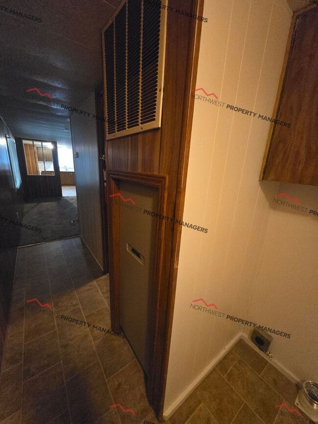 Building Photo - STATUS: AVAILABLE | R255F | $1850