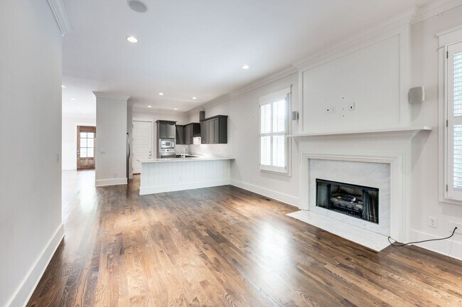 Building Photo - Stunning 4BE/3.5BA home in the heart of Green Hills!