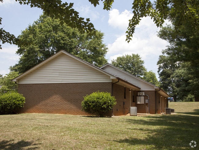 Building Photo - Colonial Manor Apartments