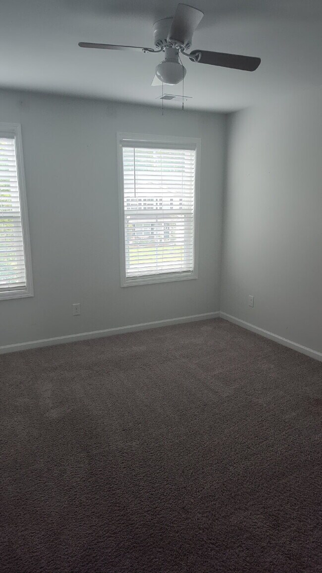 Building Photo - Huge Well-Kept Home in Guyton