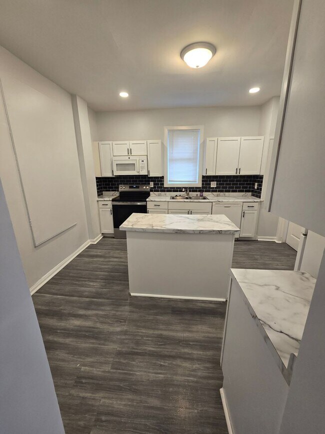 Building Photo - 3 BEDROOM SINGLE FAMILY
