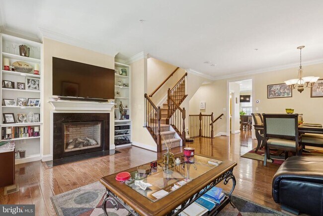 Building Photo - 724 Sentry Square