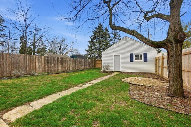 Building Photo - 2695 Bellwood Ave