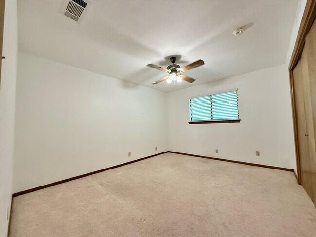 Building Photo - 3900 Knollwood Dr