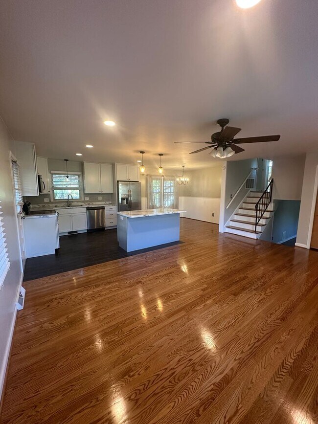 Building Photo - 3 bedrooms 2 baths, Split Level in the loc...
