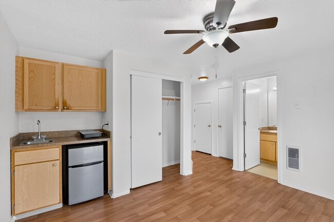 Building Photo - Centrally Located Studio Apartment in Beaverton