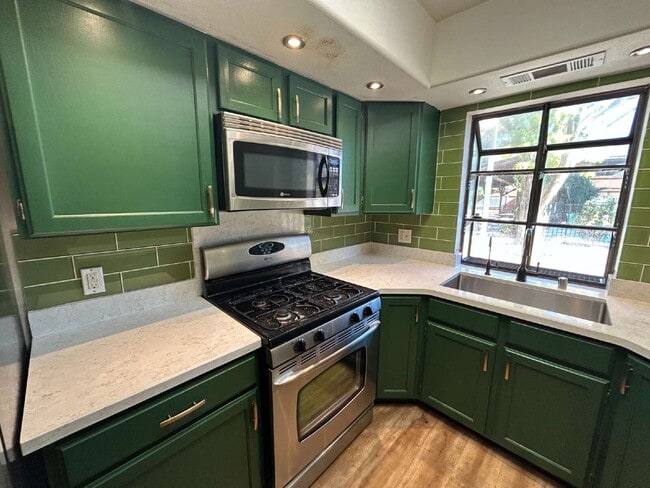 Building Photo - "Charming 2-Bed Townhouse Oasis with 2.5 Baths in Prime Las Vegas Location!"