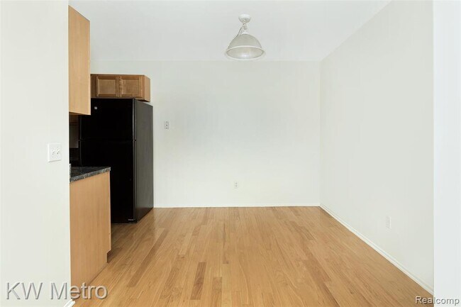 Building Photo - 2425 Torquay Ave