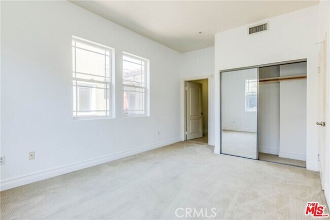 Building Photo - 917 S New Hampshire Ave
